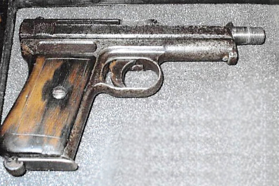 Wegen dieser alten Pistole "Mauser" von 1914 aus der Erbmasse seines Schwiegervaters bekam der Clubbesitzer mächtig Ärger mit der Justiz.