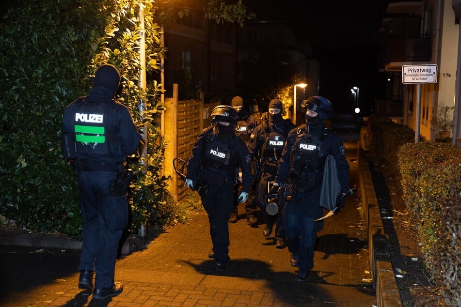 Die Razzia fand in Dormagen, Düsseldorf, Köln und im Rhein-Erft-Kreis statt.