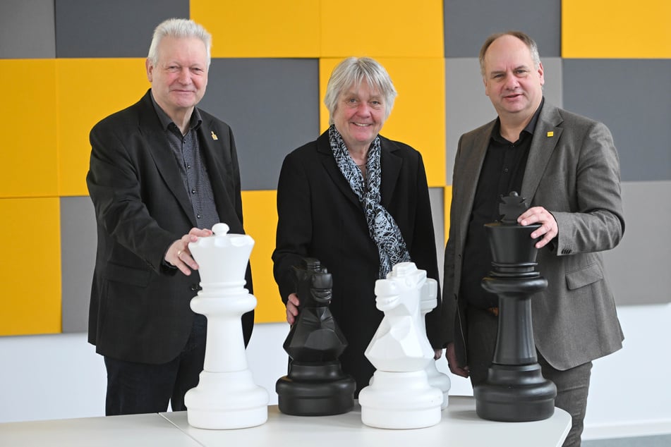 Machen Dresden zur Schach-Hauptstadt: Hans Bodach (78, Fördervereins Schach Wolfgang Uhlmann), Ingrid Lauterbach (65, Präsidentin des Deutschen Schachbundes) und OB Dirk Hilbert (54, FDP, r.).