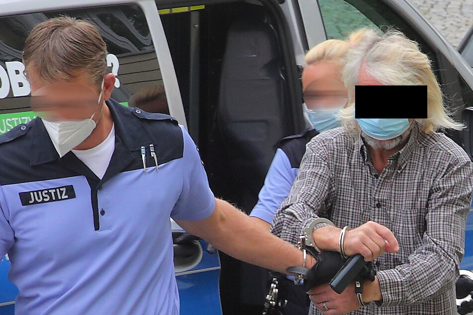 Lothar L. (67) wurde aus der JVA zum Prozess gebracht.