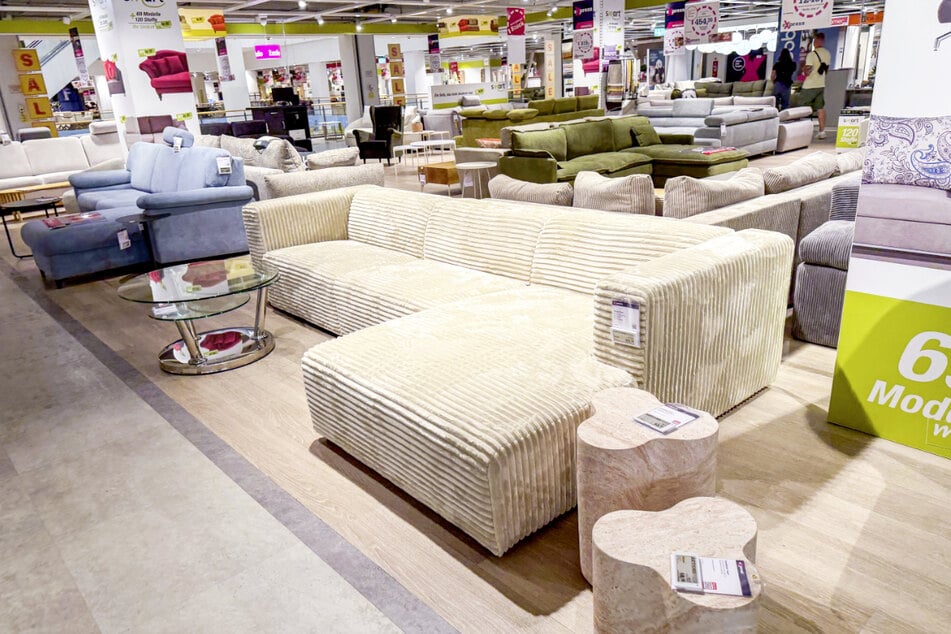 Bei Möbel Höffner in Hamburg-Eidelstedt gibt's am Sonntag (27.9.) unter anderem bis zu 250 Euro Rabatt.²