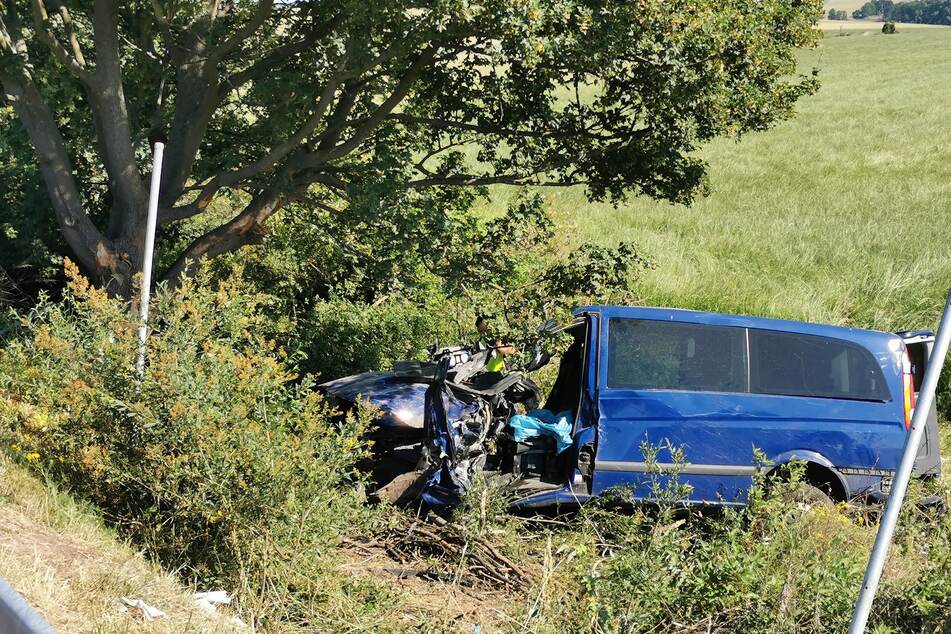 Sowohl der Fahrer als auch der Beifahrer wurden bei dem Unfall schwer verletzt.