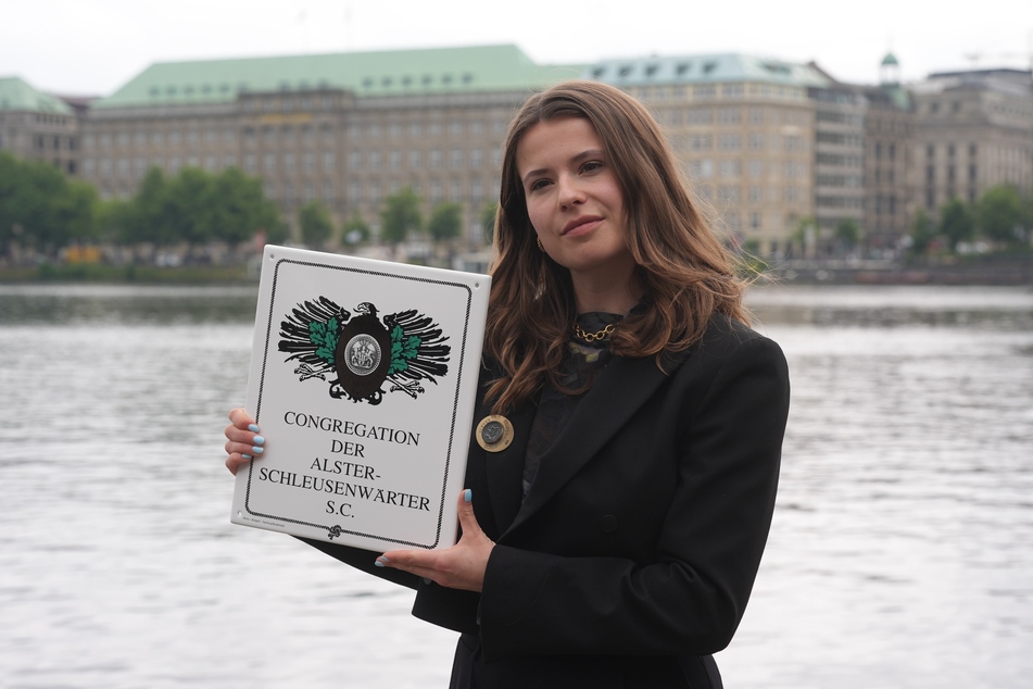 Luisa Neubauer (28) wurde von der Stadt Hamburg mit der besonderen Auszeichnung "Ehren-Alster-Schleusenwärterin" geehrt.