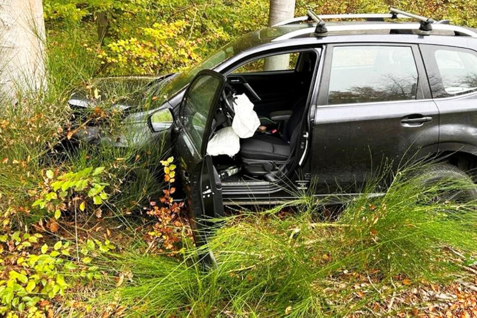 Weil er einem Geisterfahrer ausweichen musste, krachte der Fahrer eines Subarus neben der B327 gegen einen Baum - die Polizei in Koblenz sucht Zeugen!