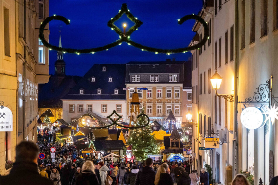 Die Stimmung auf erzgebirgischen Weihnachtsmärkten ist ein Kulturgut, das einige Kommunen jetzt bedroht sehen.
