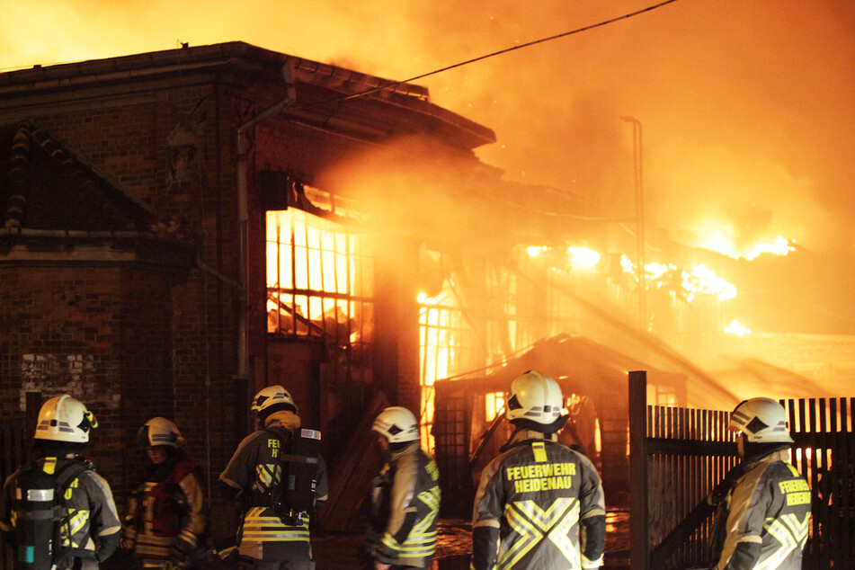 Dresden: Hunderttausende Euro Schaden: Halle in Heidenau in Brand