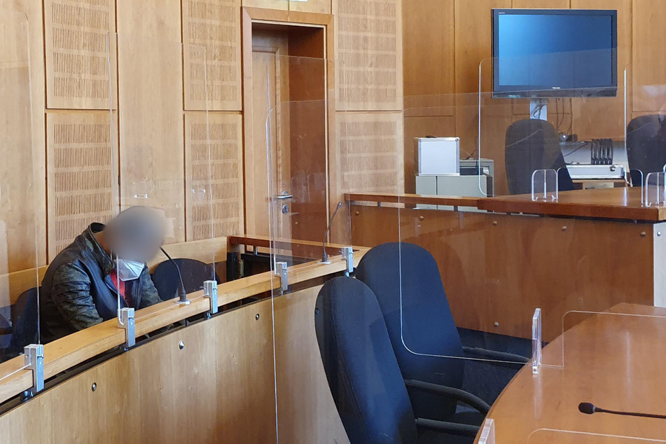 Der Angeklagte (37) muss sich wegen versuchten Totschlags an seiner Frau vor Gericht verantworten.