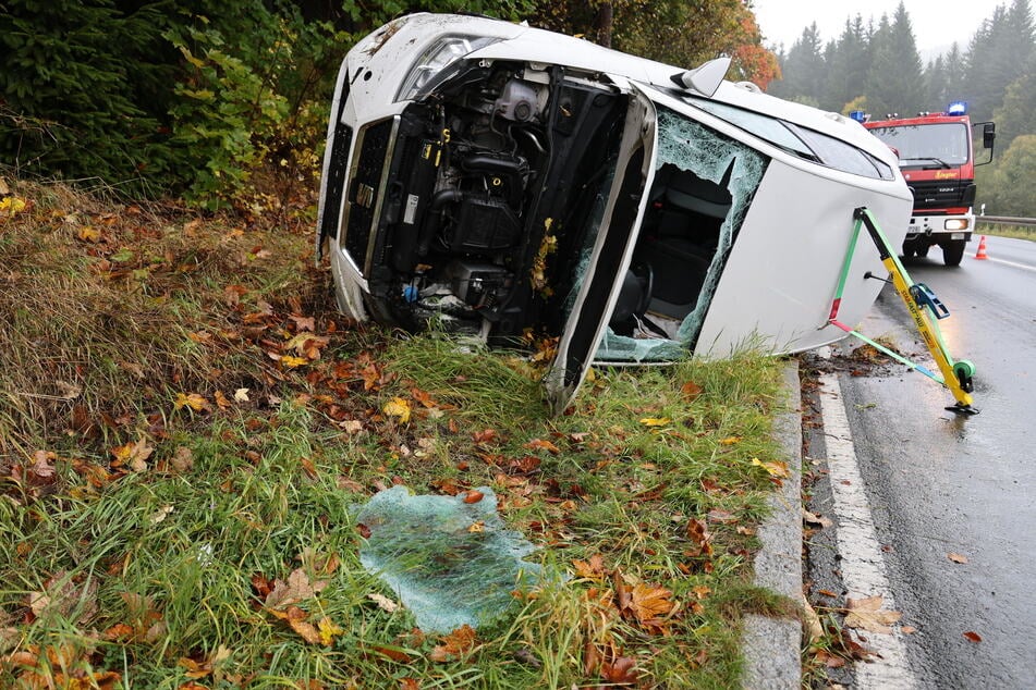 Von der Straße abgekommen und überschlagen: Ein Seat landete am Mittwoch seitlich auf der Schwarzenberger Straße (S272). Die Fahrerin (20) kam unbeschadet davon.