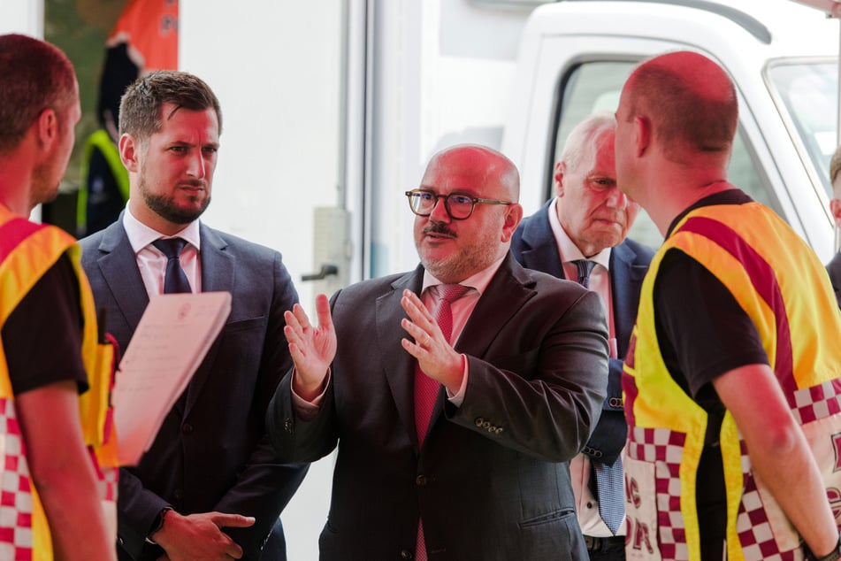 Der belgische Innenminister Bernard Quintin (55, Mitte) geht von wochenlangen Nachlöscharbeiten aus.