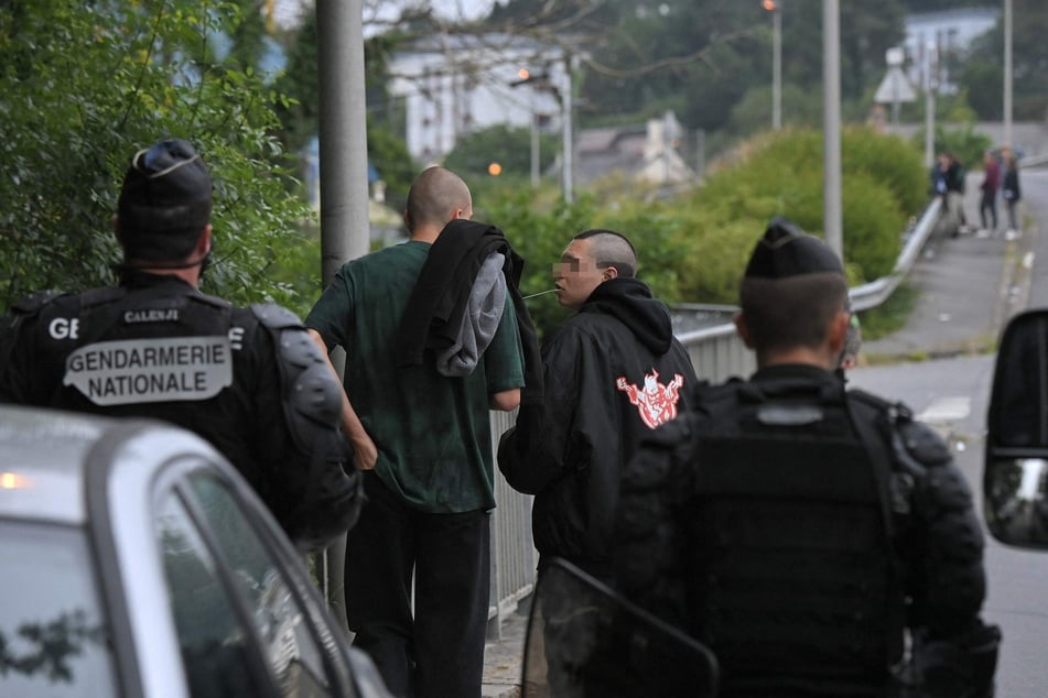 Französische Gendarmen stehen auf einer Straße in der Nähe von Redon, Nordwestfrankreich, als sie eingreifen, um eine illegale Rave-Party zu verhindern.