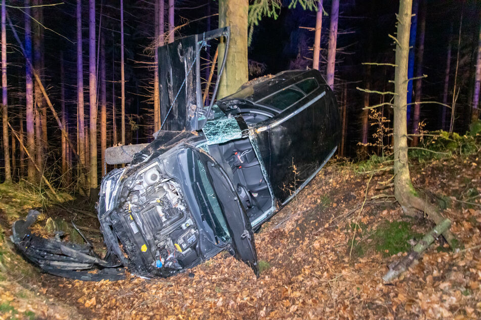 Ein Seat kam am Donnerstagabend von der S222 bei Elterlein (Erzgebirge) ab und landete in einem Wald.