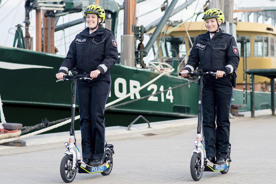 Auf Norderney fährt die Polizei mit E-Scootern Streife.