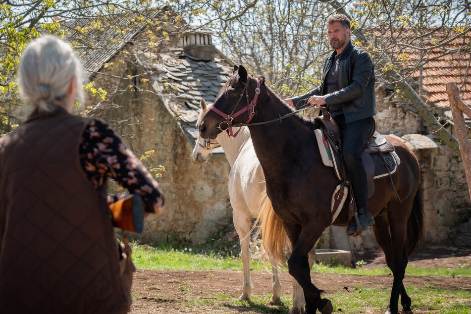 Vinkos Bruder Franjo holt zwei Pferde von der Ranch, Stela will dies unter Drohung mit einem Gewehr verhindern.