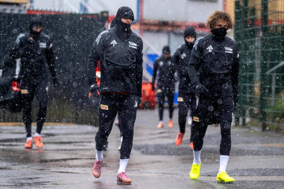 Dick eingepackt erscheinen Oliver Burke (28, l.) und Alex Kral (27) zur nicht öffentlichen Einheit.