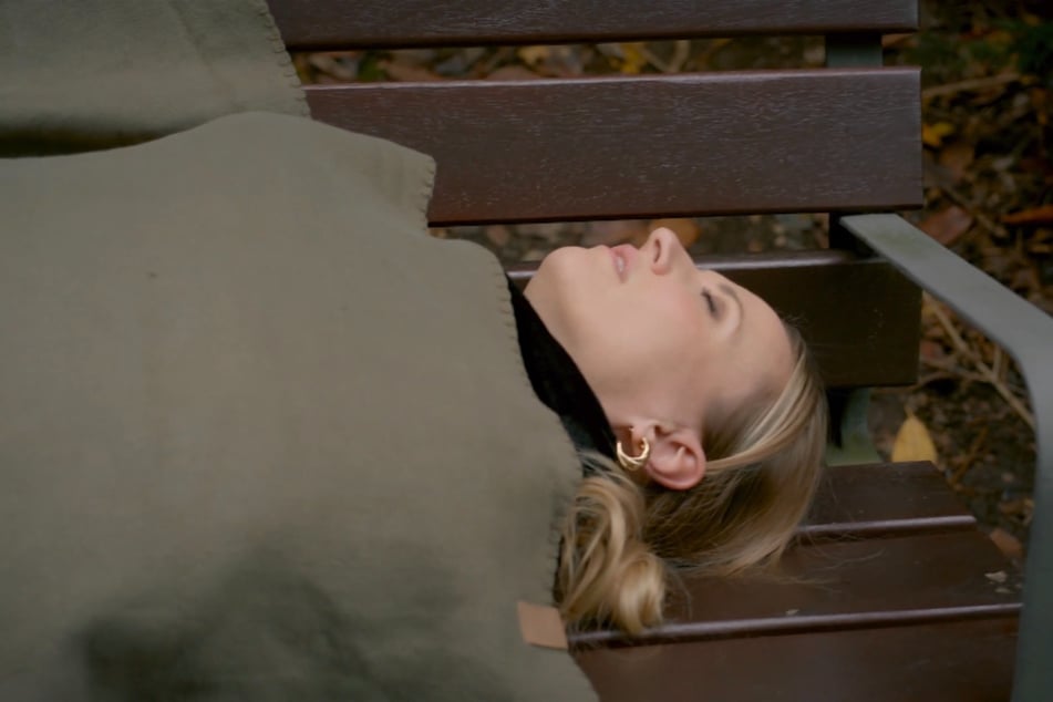 Er lässt die Blondine bewusstlos auf der Parkbank zurück.