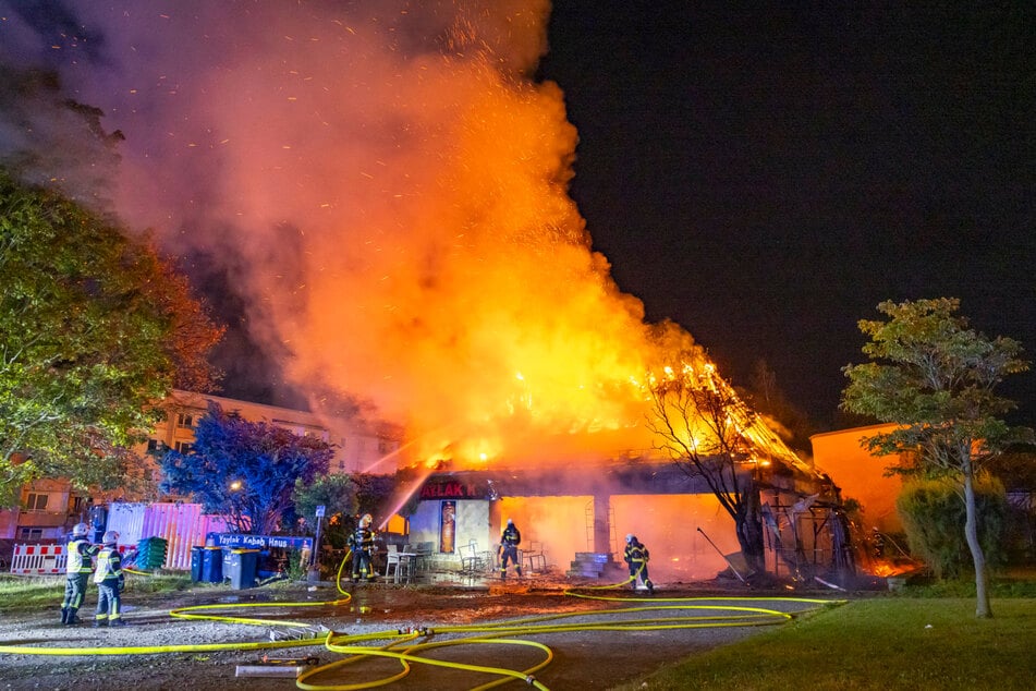 Lichterloh standen Imbiss und Blumenhandel vergangenen Herbst in Flammen.