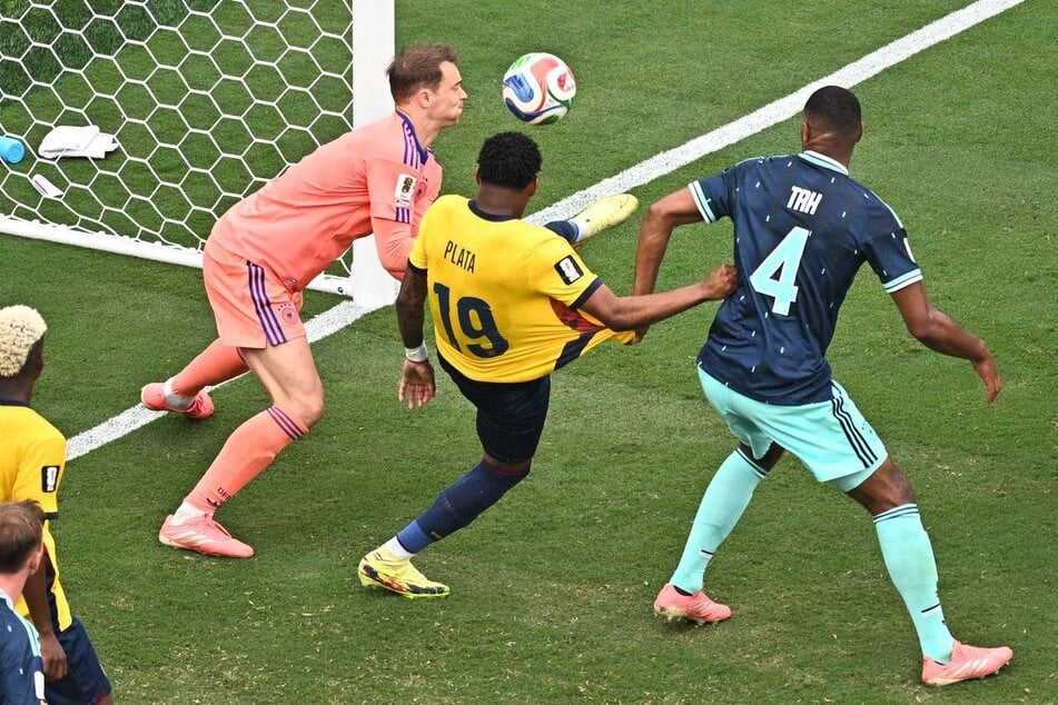 Manuel Neuer (40, l.) will den Ball fangen, doch Gonzalo Plata (25, M.) ist schneller und spitzelt den Ball am Keeper vorbei.