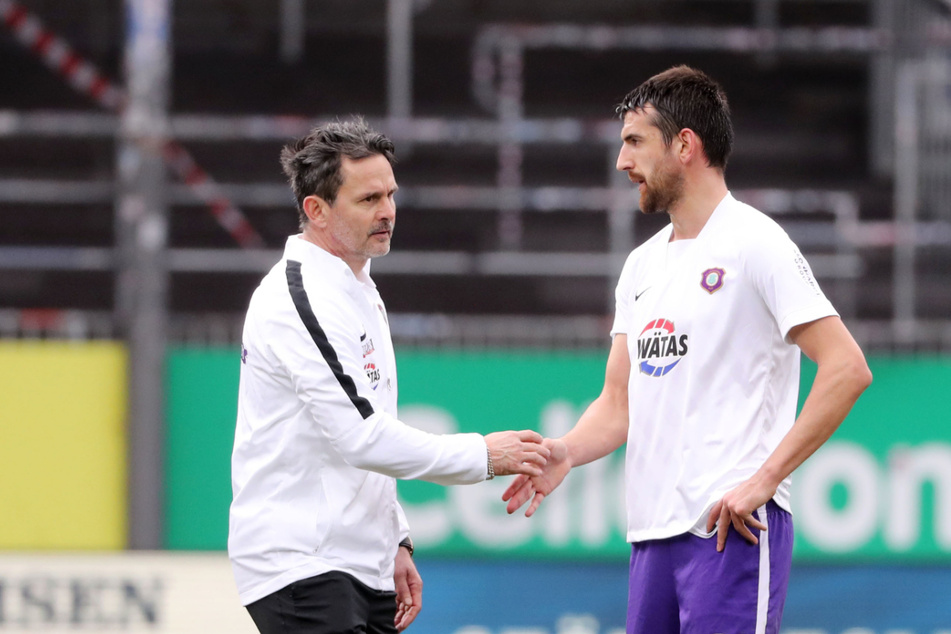 FCE-Coach Dirk Schuster (53,l.) war sichtlich angefressen, klatschte aber dennoch mit seinem Pechvogel Ognjen Gnjatic (29).