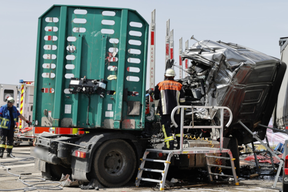 Tödlicher Verkehrsunfall auf der B2: Laster gerät plötzlich in den Gegenverkehr