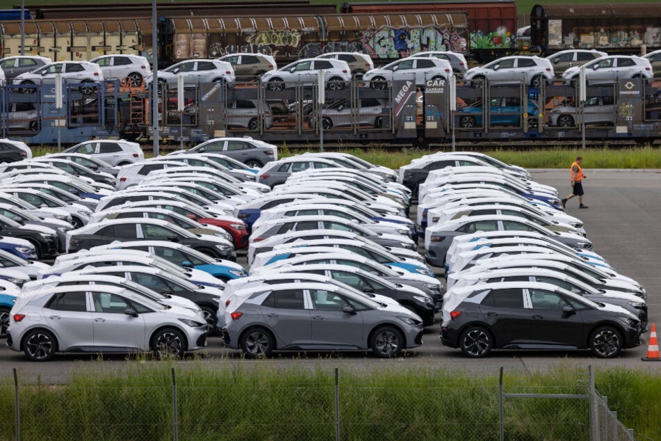 Schwer verkäuflich: Elektrofahrzeuge verschiedener Typen stehen auf einem Parkplatz in der Volkswagen Sachsen GmbH in Zwickau.