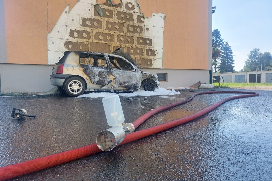 Völlig abgefackelt! In Bobritzsch-Hilbersdorf (Landkreis Mittelsachsen) brannte am Sonntag ein Auto.