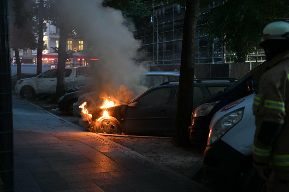 Gegen 4 Uhr in der Früh brannte in der Schönstedtstraße am Rathaus Neukölln ein Opel Kombi.