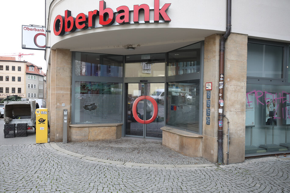 Bei den Krawallen wurde auch eine Bank angegriffen.