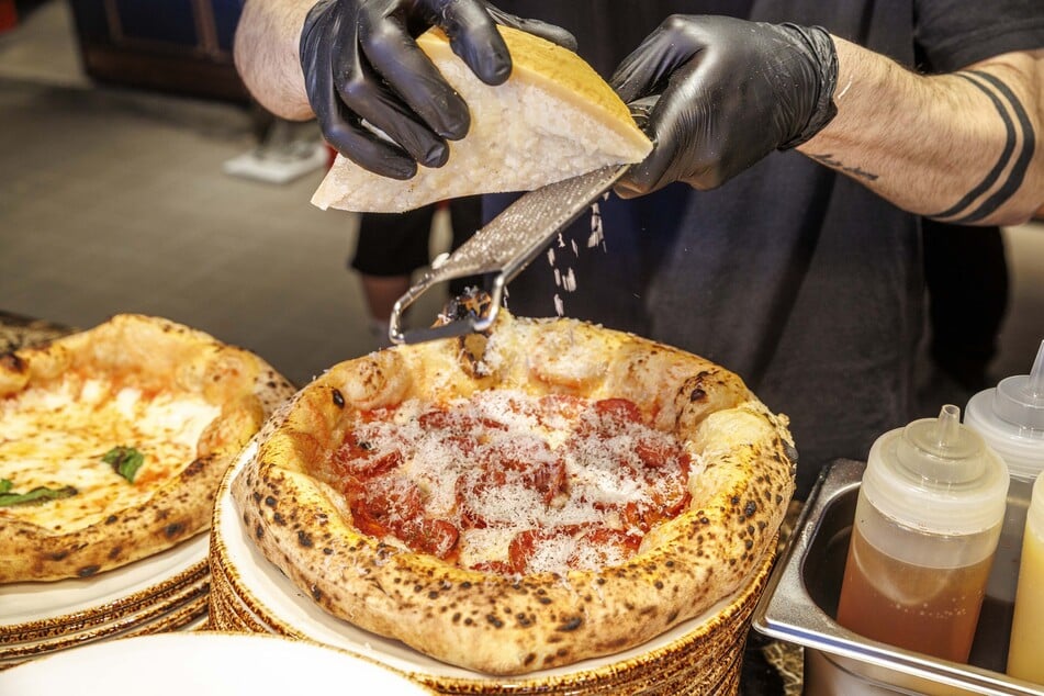 Das Restaurant bietet verschiedene neapolitanische Pizzen an.