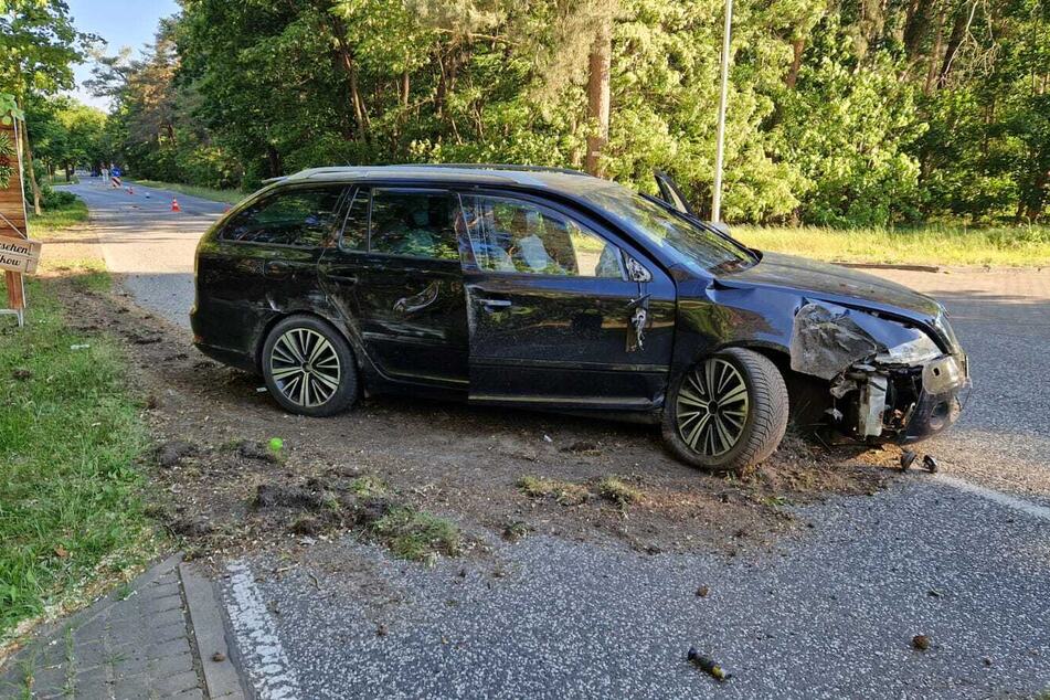 Skoda fliegt aus der Kurve und kracht gegen Baum: Fahrer spurlos verschwunden