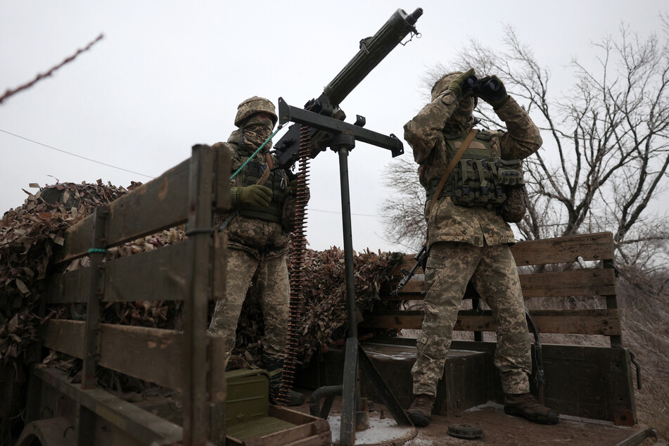Ukrainische Soldaten überwachen ihren Frontabschnitt.