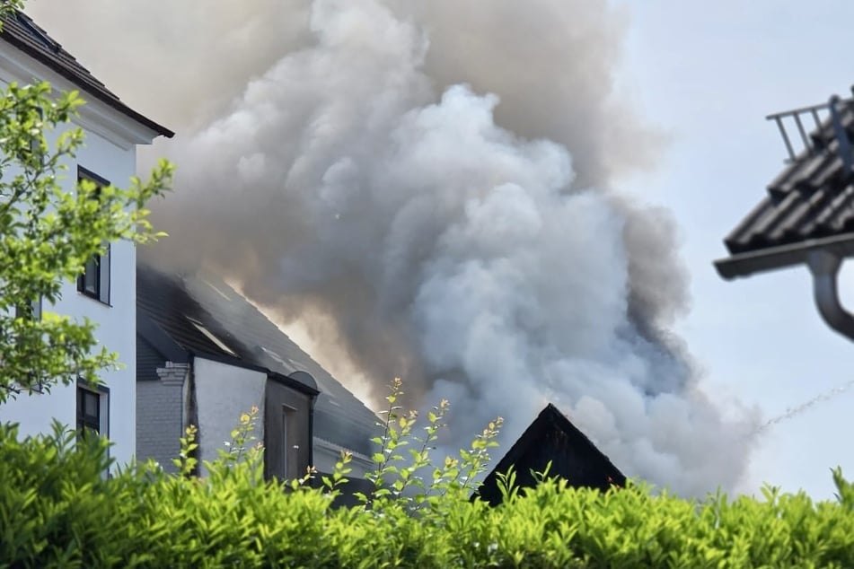 In Solingen-Wald hat ein Wohnhaus gebrannt. Das Feuer drohte auf Nachbargebäude überzugreifen.
