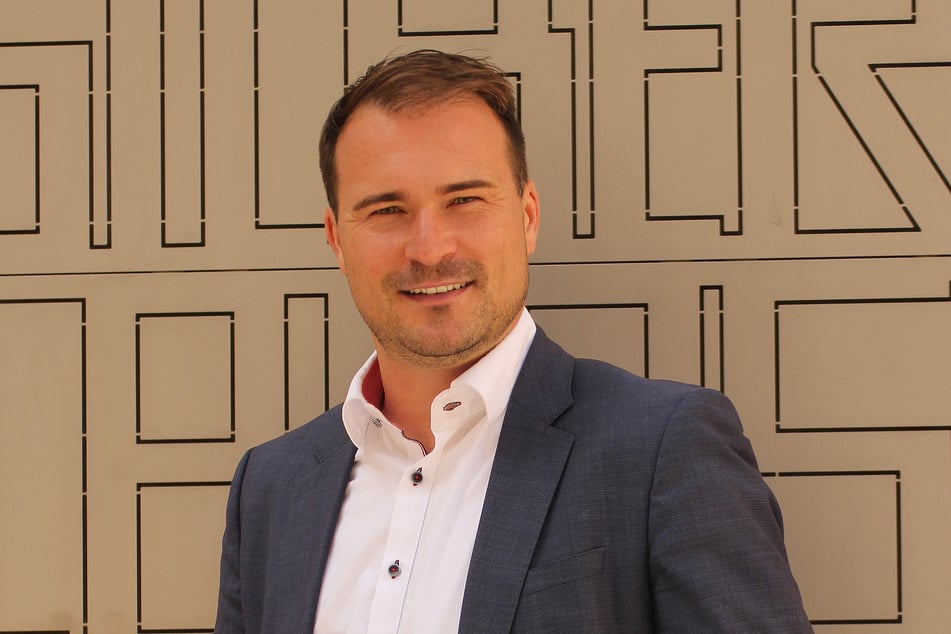 Ein vorläufiges Dienstverbot untersagt es Philipp Preißler (41, parteilos), derzeit als Freiberger Oberbürgermeister tätig zu sein. Die Rechtsaufsicht beim Landratsamt hat zudem ein Disziplinarverfahren gegen ihn eröffnet.
