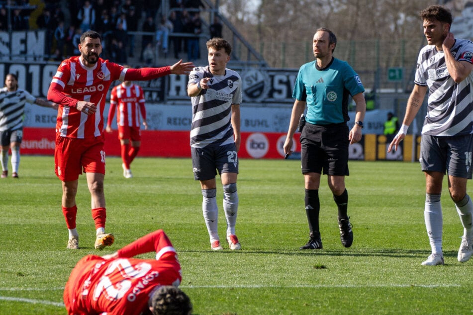 Zweifelsohne ein Foul an Lucas Copado (unten), aber war der Kontakt auch im Sechzehner?