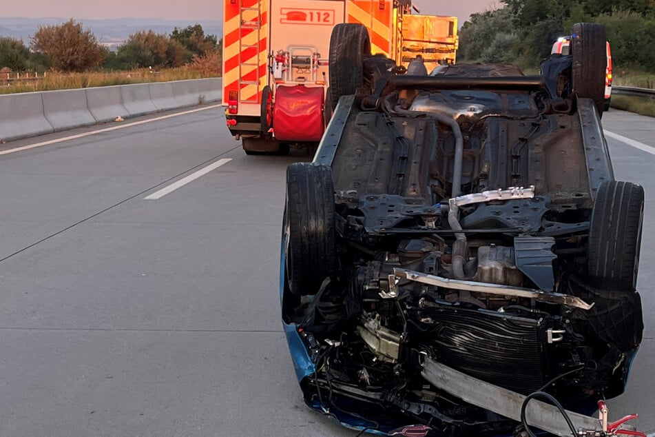 Unfall A4: Vollsperrungen auf A4: Autofahrerin schwer verletzt, Crash mit Gefahrgut-Lkw im Rückstau!