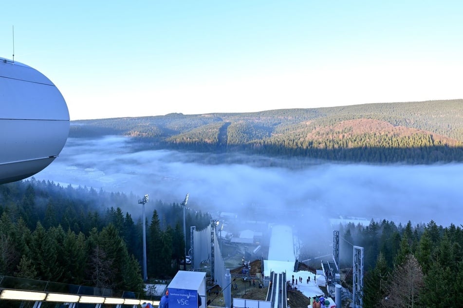 Ein Blick am Samstag von der Harry-Glaß-Schanze. Oben Sonne, unten Nebel. Die Zuschauer sahen fast nichts.