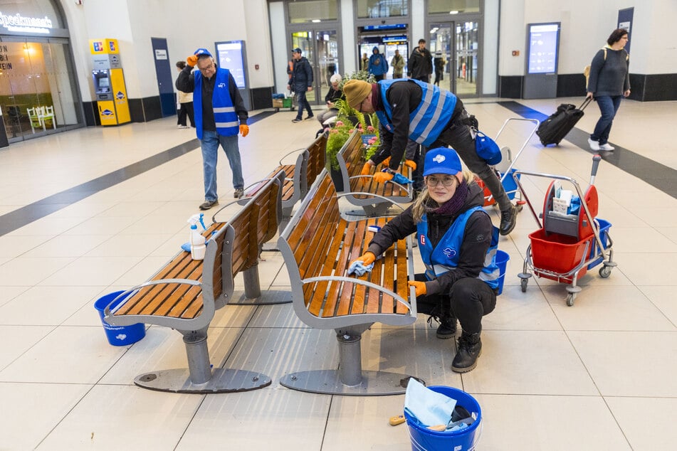 Bahn-Mitarbeiterin Susan Adam (38) wischte am Montag beim Groß-Reinemachen Sitzbänke blitzeblank.