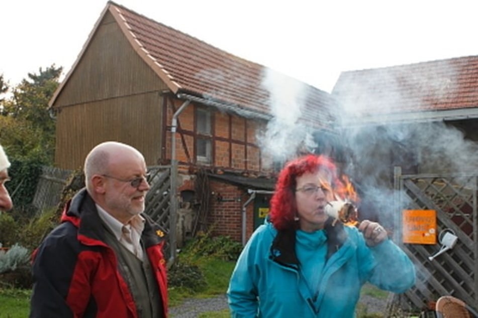 Wolfgang Friese (72) und seine Frau zeigen: So kann man Feuer machen mit dem Zunderschwamm und Feuersteinen.