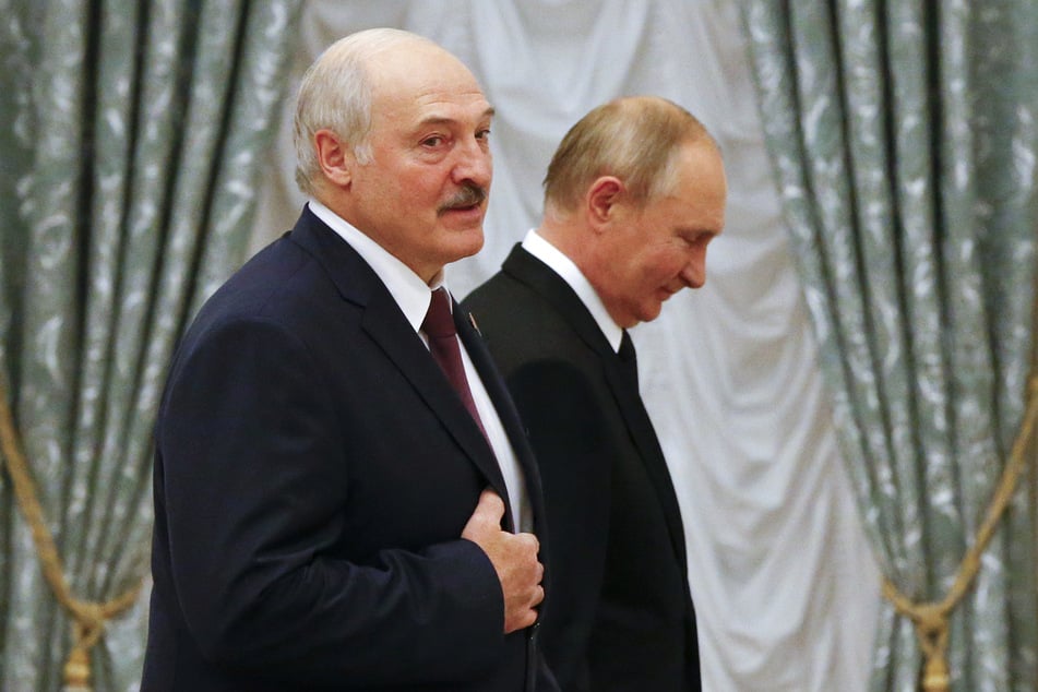 Alexander Lukaschenko (68, l), Präsident von Belarus, und Wladimir Putin (70), Präsident von Russland.