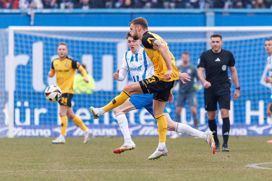 Lars Bünning spielt den Ball vorm Rostocker Ryan Naderi.