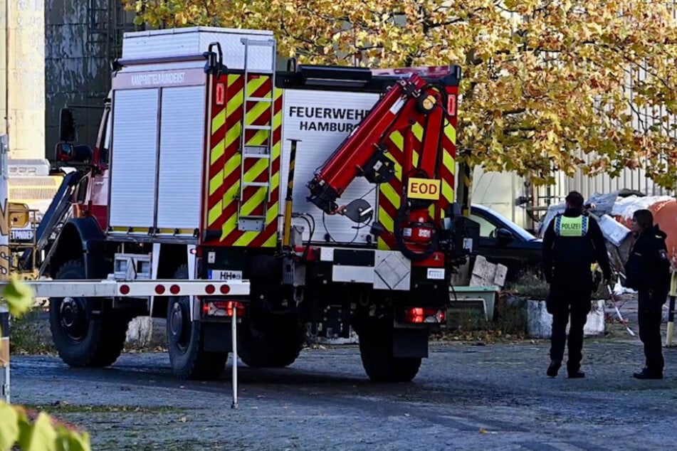 Polizei, Feuerwehr und Kampfmittelräumdienst sind auf einer Baustelle im Industriegebiet im Einsatz.