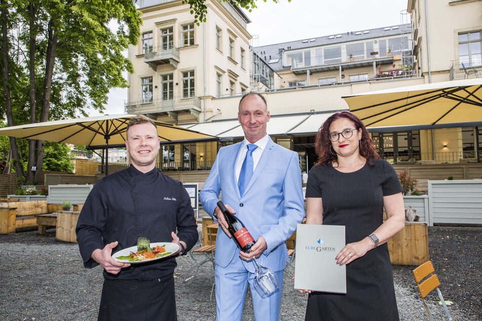 Tobias Ihle (37, v.l.), Stefan Wallbaum (48) und Manja Rabe-Kalms (41) sind das neue Genuss-Trio im "Restaurant Elbegarten" am Blauen Wunder.