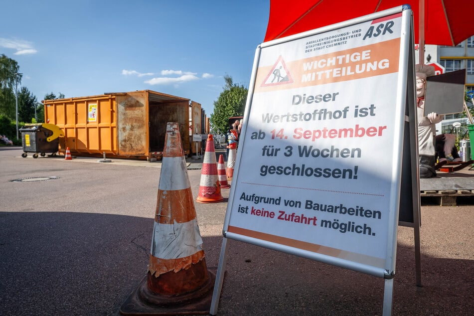 Eine Infotafel am Wertstoffhof kündigt die Schließung ab der kommenden Woche an.
