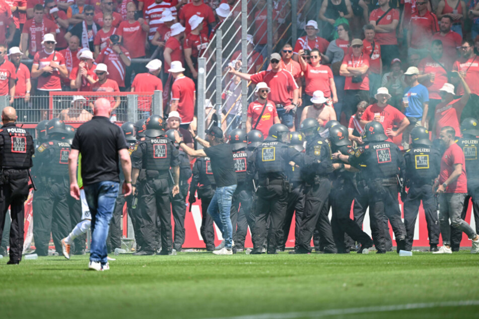 Dutzende Polizisten eilten zum Ort des Geschehens, Energie-Coach Claus-Dieter Wollitz (57, M.) versuchte, die Situation zu beruhigen.