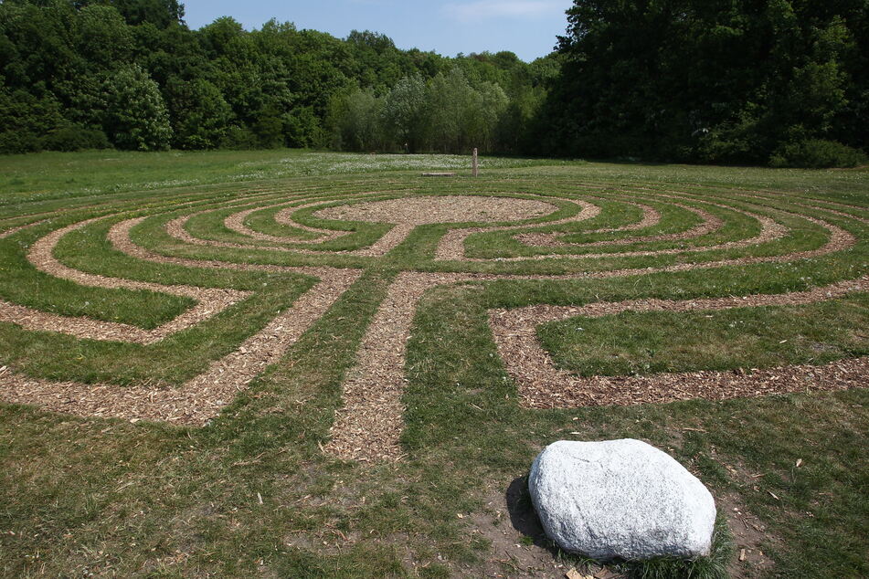 Für spirituelle Menschen ein Zeichen des Lebens: Das Wiesenlabyrinth ist 365 Meter lang.