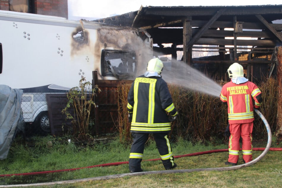 Feuerwehreinsatz im Saalekreis: Feuer bricht im Schuppen aus und greift auf Wohnhaus über
