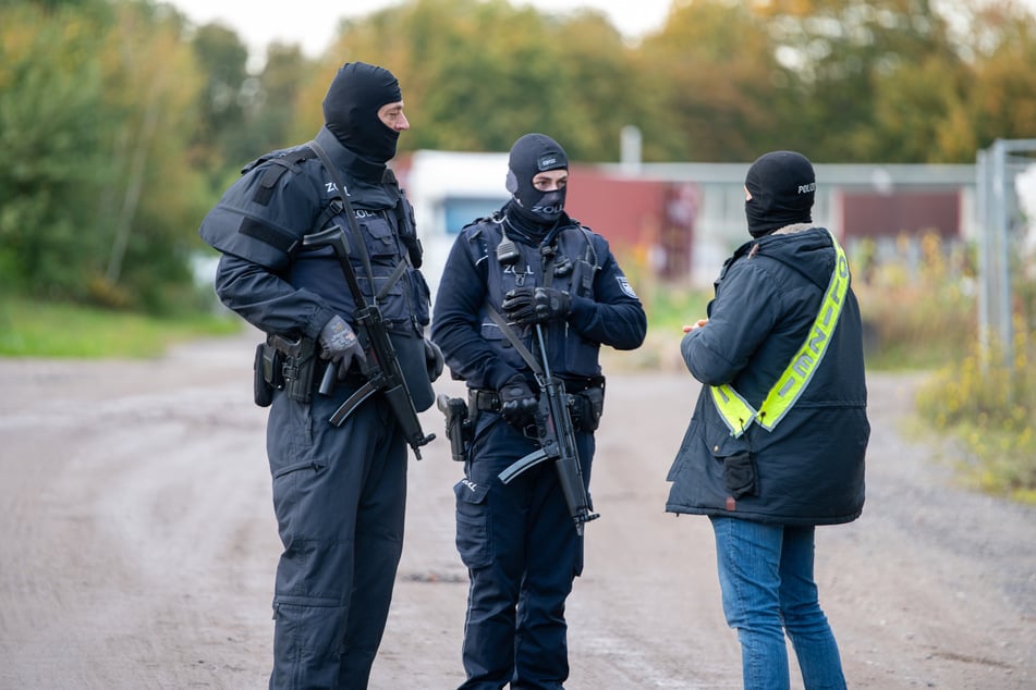 Mehrere SEK-Einheiten stürmten am Donnerstag eine Lagerhalle in Neu Wulmstorf.