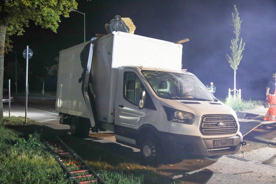 Dachteile haben einen geparkten Transporter getroffen und beschädigt.