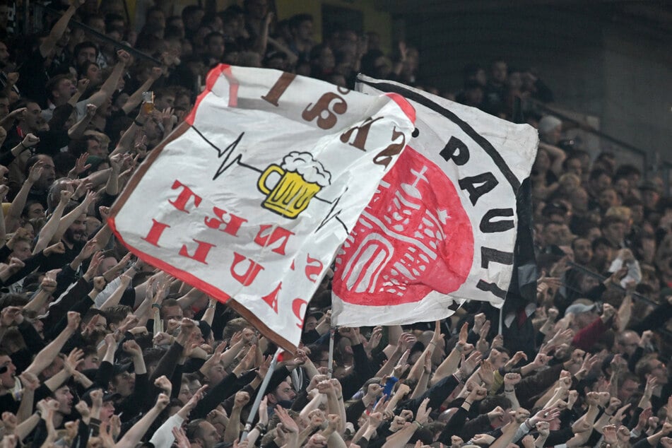 Die Fans des FC St. Pauli im Signal-Iduna-Park des BVB am Freitag. Bei den Einlasskontrollen soll es zu Übergriffen durch die Ordner gekommen sein.