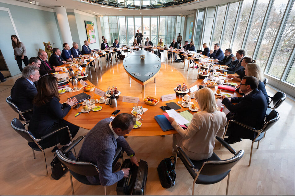 Jens Spahn (l, CDU), Bundesgesundheitsminister, nimmt an der Sitzung des bayerischen Kabinetts in der Staatskanzlei teil. Ihm gegenüber sitzt Markus Söder (CSU), Ministerpräsident von Bayern.
