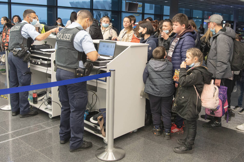 Flüchtlinge aus der Ukraine am Frankfurter Flughafen: Sie waren einer der Faktoren für die im vergangenen Jahr gestiegene Bevölkerungszahl in Deutschland.